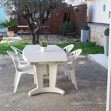 Maisonnette Avec Pergola Toulon